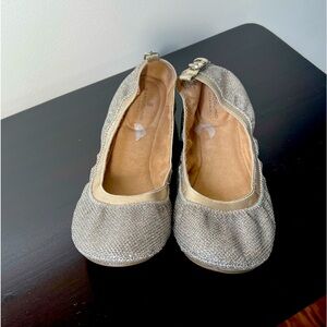 Bandolino flexible champagne flats . Gently used